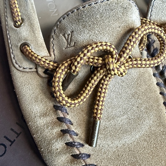 Louis Vuitton - Picture 1 of 7